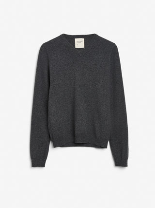 Dark grey fitted V-neck cashmere sweater with a 90s-inspired silhouette, clean neckline, and flattering slim fit in 100% Grade A cashmere