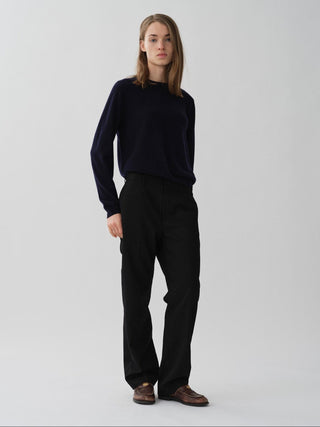 Navy blue women's classic roundneck sweater knitted in 12-gauge 100% Grade A Inner Mongolian cashmere, featuring a regular fit and slightly dropped shoulders