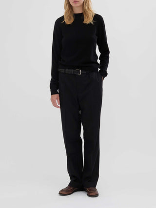 Black women's fitted roundneck sweater in 12-gauge 100% Grade A Inner Mongolian cashmere, featuring a slim fit and snug round neckline