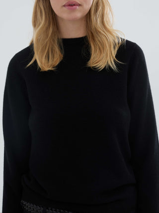 Black women's fitted roundneck sweater in 12-gauge 100% Grade A Inner Mongolian cashmere, featuring a slim fit and snug round neckline