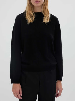 Women’s Oversized Roundneck in Black – 100% Grade A Inner Mongolian cashmere, 10-gauge knit, relaxed boxy fit with flattering round neckline