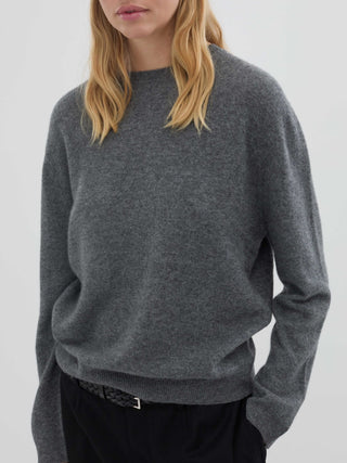Women’s Oversized Roundneck sweater in Heather Grey – 100% Grade A Inner Mongolian cashmere, 10-gauge knit, relaxed boxy fit with flattering round neckline