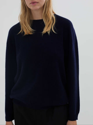 Women’s Oversized Roundneck sweater in Navy Blue – 100% Grade A Inner Mongolian cashmere, 10-gauge knit, relaxed boxy fit with flattering round neckline