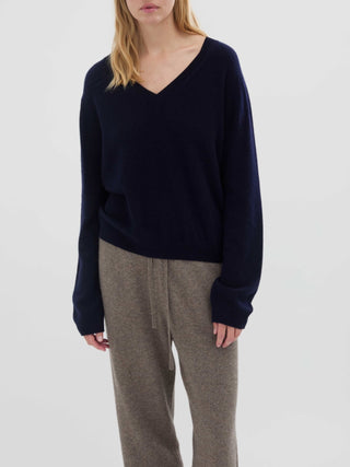 Women’s Oversized V-Neck sweater in Heather Grey Light – 100% Grade A Inner Mongolian cashmere, 10-gauge knit, relaxed boxy fit with flattering V-neckline