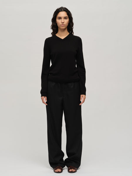 Women's Fitted 90s V-Neck Sweater in Black Cashmere – People's