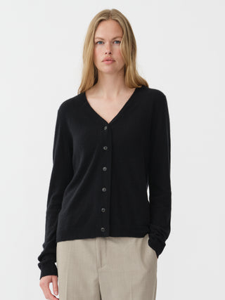 Women’s Air V-Cardigan in Black, crafted from lightweight 12-gauge cashmere with a fitted silhouette and V-neckline