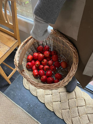 Women’s cashmere arm warmers in Sand, soft ribbed knit for a cozy and minimalist look