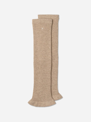 Women’s cashmere arm warmers in Sand, soft ribbed knit for a cozy and minimalist look
