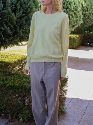 Soft yellow classic roundneck sweater in 100% Grade A cashmere, featuring a regular fit, round neckline, and slightly dropped shoulders