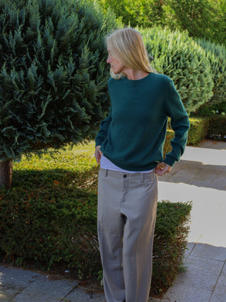 Forest green classic roundneck sweater in 100% Grade A cashmere, featuring a regular fit, round neckline, and slightly dropped shoulders