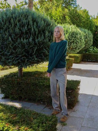 Forest green classic roundneck sweater in 100% Grade A cashmere, featuring a regular fit, round neckline, and slightly dropped shoulders