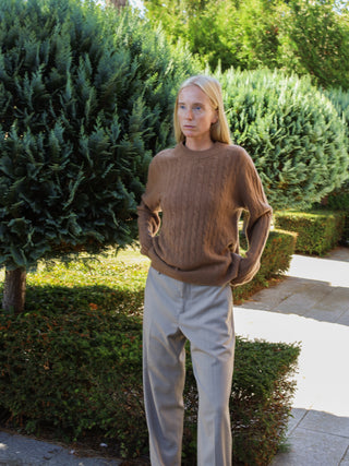 Caramel cable knit jumper with a regular fit, crafted from 100% Grade A Inner Mongolian cashmere
