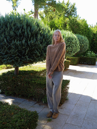 Women’s Brushed Crewneck in Caramel – soft brushed cashmere sweater with round neckline and ribbed details