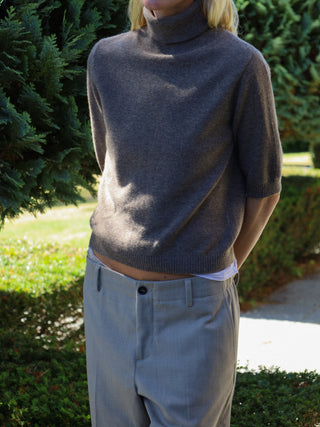 Truffle women's turtleneck blouse in 100% Grade A Inner Mongolian cashmere, 12-gauge knit, featuring a ribbed turtle neckline, three-quarter sleeves, and a cropped fit