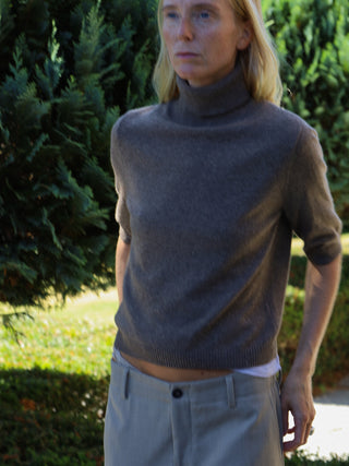 Truffle women's turtleneck blouse in 100% Grade A Inner Mongolian cashmere, 12-gauge knit, featuring a ribbed turtle neckline, three-quarter sleeves, and a cropped fit