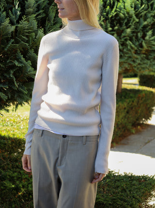 Off-white women's ribbed turtleneck sweater in 100% Grade A Inner Mongolian cashmere, 12-gauge knit, with a slim-fit silhouette and high neck