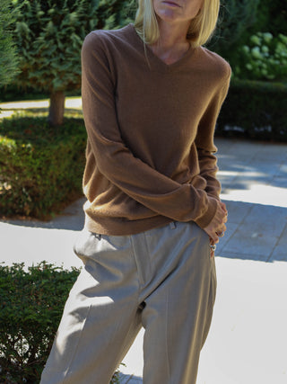 Caramel fitted V-neck cashmere sweater with a 90s-inspired silhouette, clean neckline, and flattering slim fit in 100% Grade A cashmere