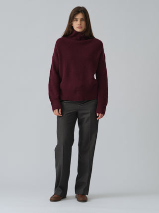 Premium Ribbed Turtleneck in Bordeaux, knitted in 7-gauge cashmere with a chunky texture and high neck