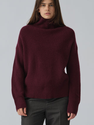 Premium Ribbed Turtleneck in Bordeaux, knitted in 7-gauge cashmere with a chunky texture and high neck