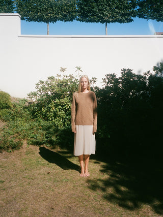 Caramel cable knit jumper with a regular fit, crafted from 100% Grade A Inner Mongolian cashmere