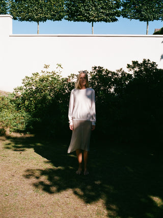 Off-white classic roundneck sweater in 100% Grade A cashmere, featuring a regular fit, round neckline, and slightly dropped shoulders