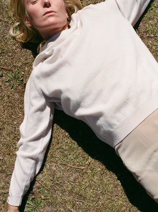 Off-white classic roundneck sweater in 100% Grade A cashmere, featuring a regular fit, round neckline, and slightly dropped shoulders