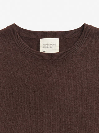 Dark brown classic roundneck sweater in 100% Grade A cashmere, featuring a regular fit, round neckline, and slightly dropped shoulders