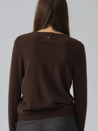 Dark brown classic roundneck sweater in 100% Grade A cashmere, featuring a regular fit, round neckline, and slightly dropped shoulders