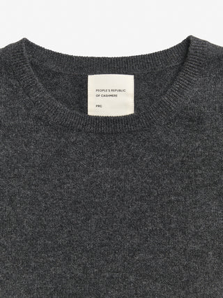 Dark grey classic roundneck sweater in 100% Grade A cashmere, featuring a regular fit, round neckline, and slightly dropped shoulders