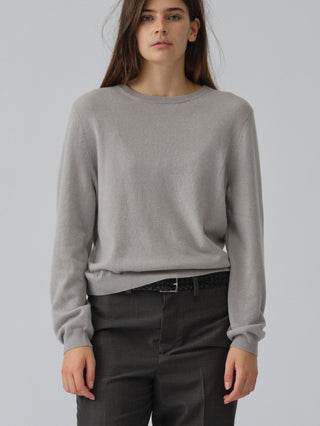 Women’s Classic Roundneck Sweater in Dusty Grey, knitted in 12-gauge cashmere with a regular fit and dropped shoulders