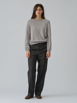 Women’s Classic Roundneck Sweater in Dusty Grey, knitted in 12-gauge cashmere with a regular fit and dropped shoulders