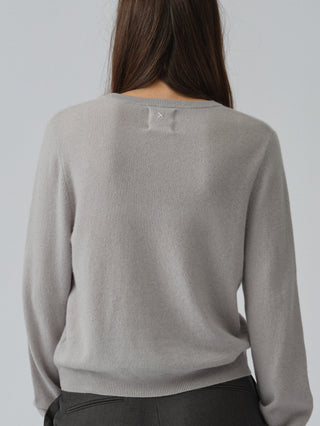 Women’s Classic Roundneck Sweater in Dusty Grey, knitted in 12-gauge cashmere with a regular fit and dropped shoulders