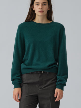 Forest green classic roundneck sweater in 100% Grade A cashmere, featuring a regular fit, round neckline, and slightly dropped shoulders