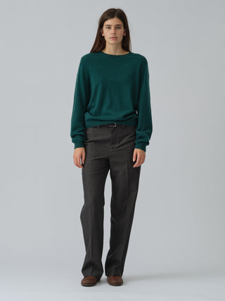 Forest green classic roundneck sweater in 100% Grade A cashmere, featuring a regular fit, round neckline, and slightly dropped shoulders