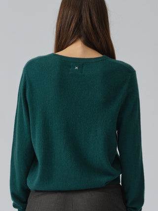 Forest green classic roundneck sweater in 100% Grade A cashmere, featuring a regular fit, round neckline, and slightly dropped shoulders