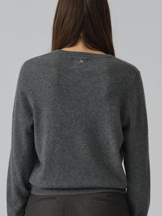 Women’s Classic Roundneck Sweater in Heather Grey, knitted in 12-gauge cashmere with a regular fit and subtle dropped shoulders