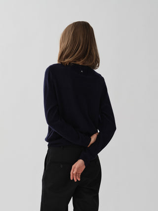 Navy blue women's classic roundneck sweater knitted in 12-gauge 100% Grade A Inner Mongolian cashmere, featuring a regular fit and slightly dropped shoulders