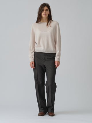 Off-white classic roundneck sweater in 100% Grade A cashmere, featuring a regular fit, round neckline, and slightly dropped shoulders