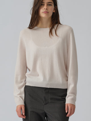 Off-white classic roundneck sweater in 100% Grade A cashmere, featuring a regular fit, round neckline, and slightly dropped shoulders