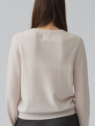 Off-white classic roundneck sweater in 100% Grade A cashmere, featuring a regular fit, round neckline, and slightly dropped shoulders