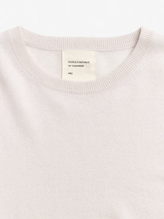 Off-white classic roundneck sweater in 100% Grade A cashmere, featuring a regular fit, round neckline, and slightly dropped shoulders