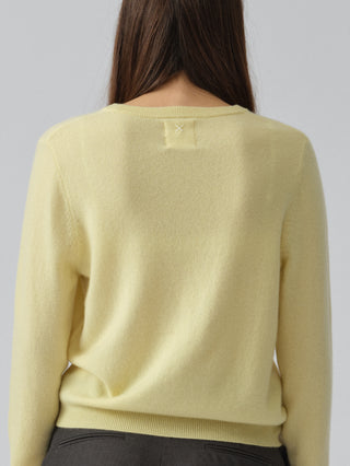Soft yellow classic roundneck sweater in 100% Grade A cashmere, featuring a regular fit, round neckline, and slightly dropped shoulders
