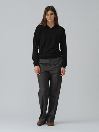 Black fitted V-neck cashmere sweater with a 90s-inspired silhouette, clean neckline, and flattering slim fit in 100% Grade A cashmere