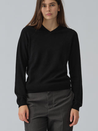 Black fitted V-neck cashmere sweater with a 90s-inspired silhouette, clean neckline, and flattering slim fit in 100% Grade A cashmere