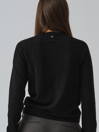 Black fitted V-neck cashmere sweater with a 90s-inspired silhouette, clean neckline, and flattering slim fit in 100% Grade A cashmere