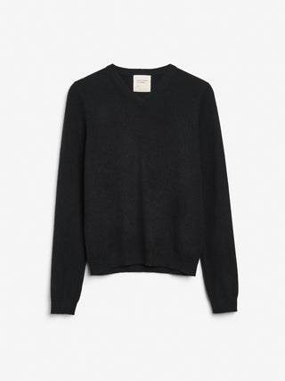 Black fitted V-neck cashmere sweater with a 90s-inspired silhouette, clean neckline, and flattering slim fit in 100% Grade A cashmere