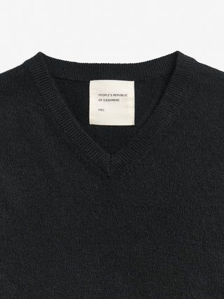 Black fitted V-neck cashmere sweater with a 90s-inspired silhouette, clean neckline, and flattering slim fit in 100% Grade A cashmere