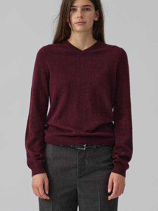 Womens Fitted 90’s V-Neck in Bordeaux, crafted from brushed 12-gauge cashmere with a V-neck neckline and contoured silhouette