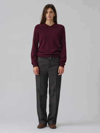Womens Fitted 90’s V-Neck in Bordeaux, crafted from brushed 12-gauge cashmere with a V-neck neckline and contoured silhouette