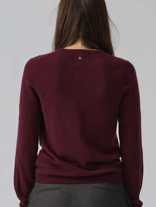 Womens Fitted 90’s V-Neck in Bordeaux, crafted from brushed 12-gauge cashmere with a V-neck neckline and contoured silhouette